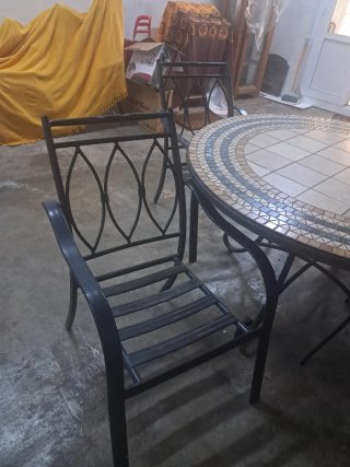 Conjunto mesa y 4 sillas de jardín en buen estado
