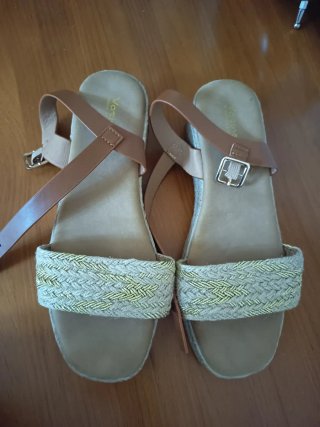Sandalias esparto marrón y dorado