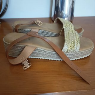 Sandalias esparto marrón y dorado
