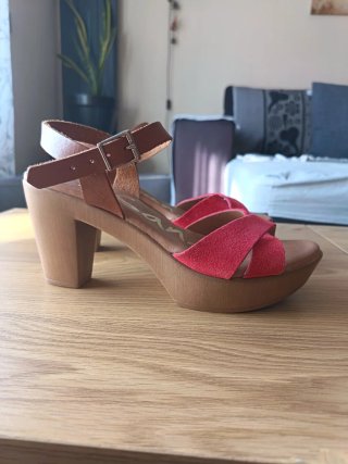Sandalias de piel rojas y marrones