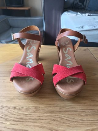 Sandalias de piel rojas y marrones