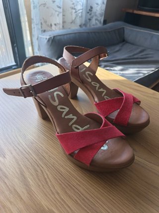 Sandalias de piel rojas y marrones