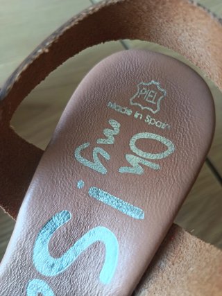 Sandalias de piel rojas y marrones