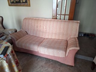 Sofá de tela beige y rosa