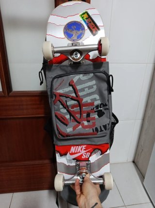 Mochila porta skate gris
