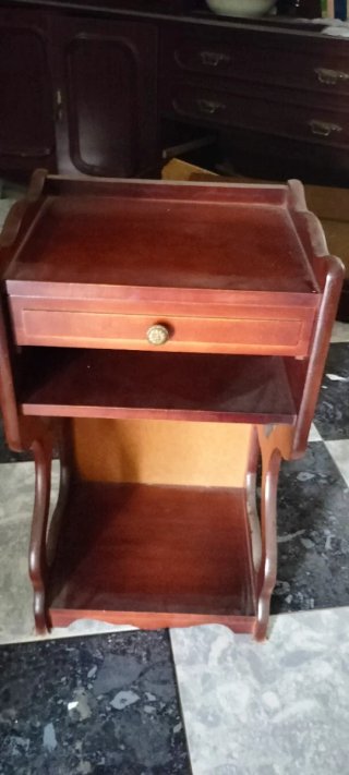Mesa auxiliar de madera
