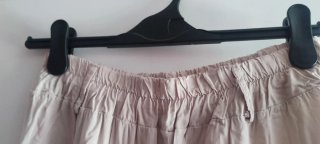 Pantalón fino ancho beige