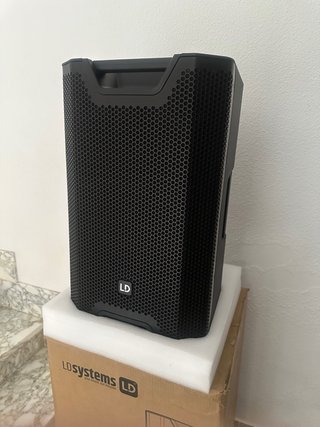 3 altavoces activos (dos Mackie y un LD)