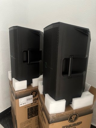 3 altavoces activos (dos Mackie y un LD)
