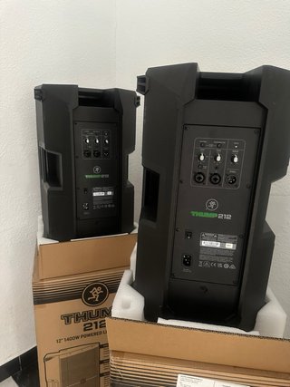 3 altavoces activos (dos Mackie y un LD)