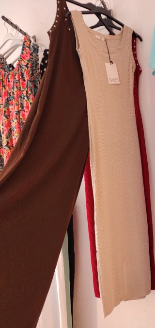 Vestido largo beige con detalles plateados