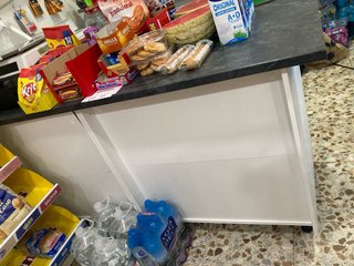 Banco negozio nero e bianco