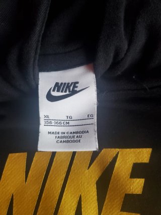 Sudadera Nike Negra con Logo Dorado
