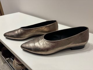 Zapatos POPA dorados punta fina.