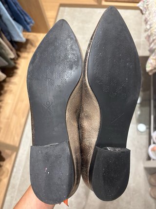 Zapatos POPA dorados punta fina.