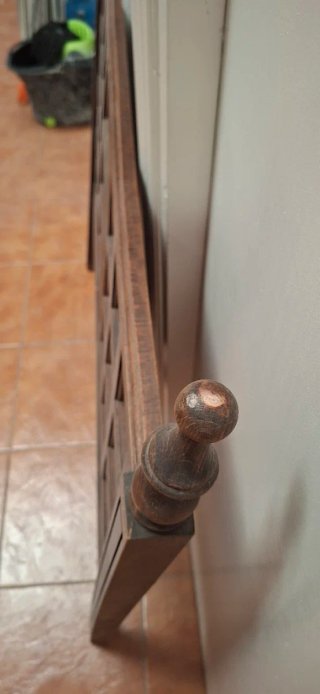Cabecero de madera marrón