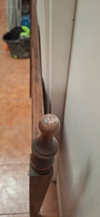 Cabecero de madera marrón