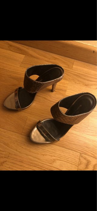 Zapatos de tacón Gloria Ortiz negro y plateados