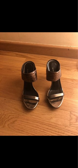 Zapatos de tacón Gloria Ortiz negro y plateados