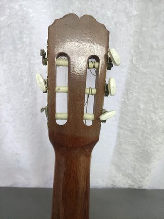 Guitarra Admira Sevilla para reparar
