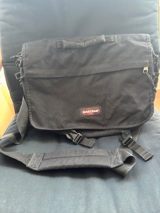 Mochila bandolera Eastpak negra