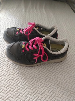 Calzado de seguridad Diadora negro y rosa