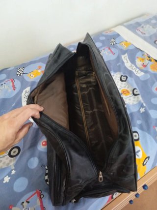 Bolso de mano negro con estampado