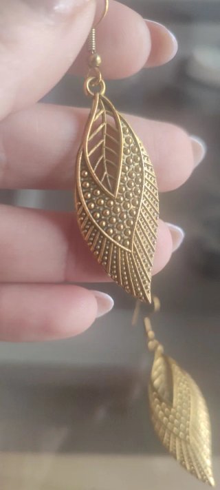 Pendientes dorados con diseño de hoja