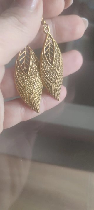 Pendientes dorados con diseño de hoja