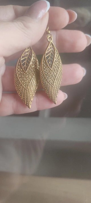 Pendientes dorados con diseño de hoja