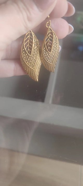 Pendientes dorados con diseño de hoja