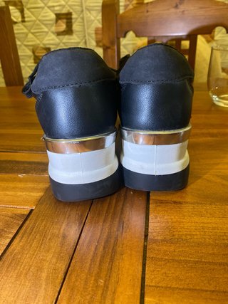 Zapatos negros y dorados