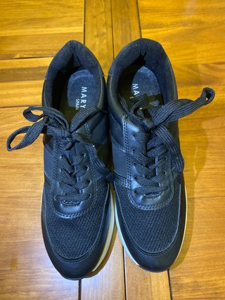 Zapatos negros y dorados