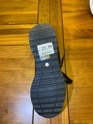 Zapatos negros y dorados