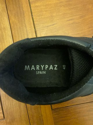 Zapatos negros y dorados