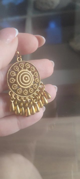 Pendientes dorados con diseño circular