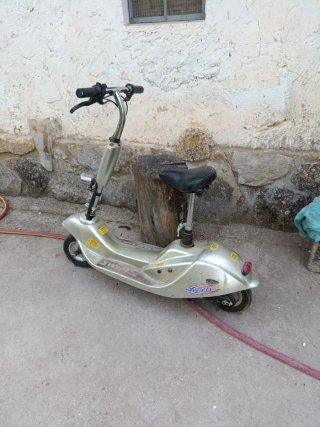 Patinete eléctrico vintage con asiento