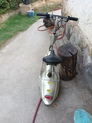 Patinete eléctrico vintage con asiento