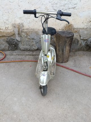 Patinete eléctrico vintage con asiento