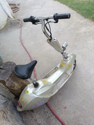 Patinete eléctrico vintage con asiento