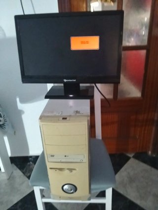 Torre y pantalla Packard Bell y lg para uso básco