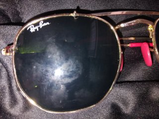 Gafas de sol Ray-Ban doradas y rojas