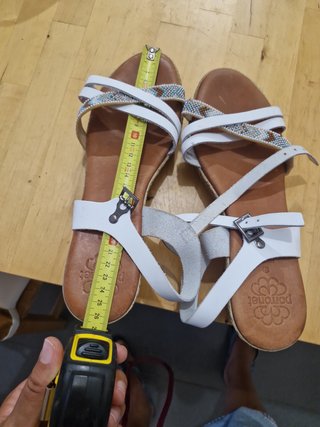 Sandalias blancas de piel talla 41.