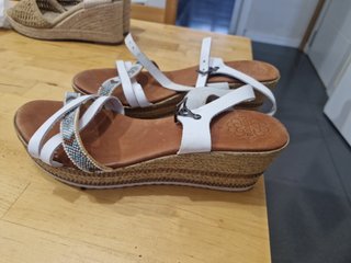 Sandalias blancas de piel talla 41.