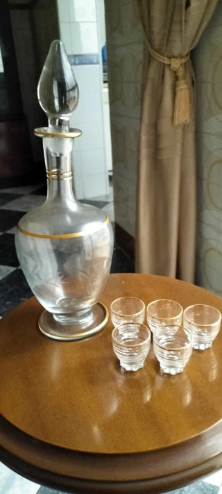Botella vintage y 5 vasitos a juego