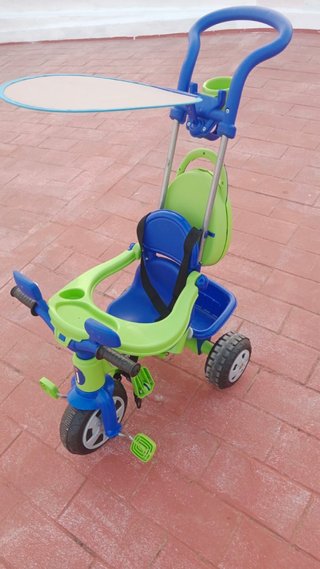 Triciclo infantil azul y verde con capota