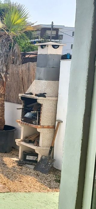 Barbacoa de obra piedra , esta demontada