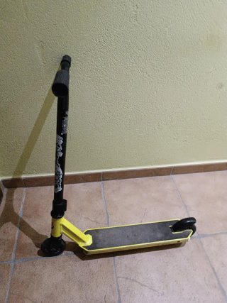 Patinete infantil amarillo y negro