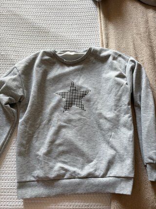 Sudadera gris con estrella negra