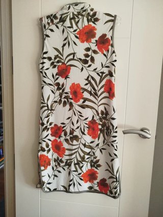 Vestido floral naranja y beige.